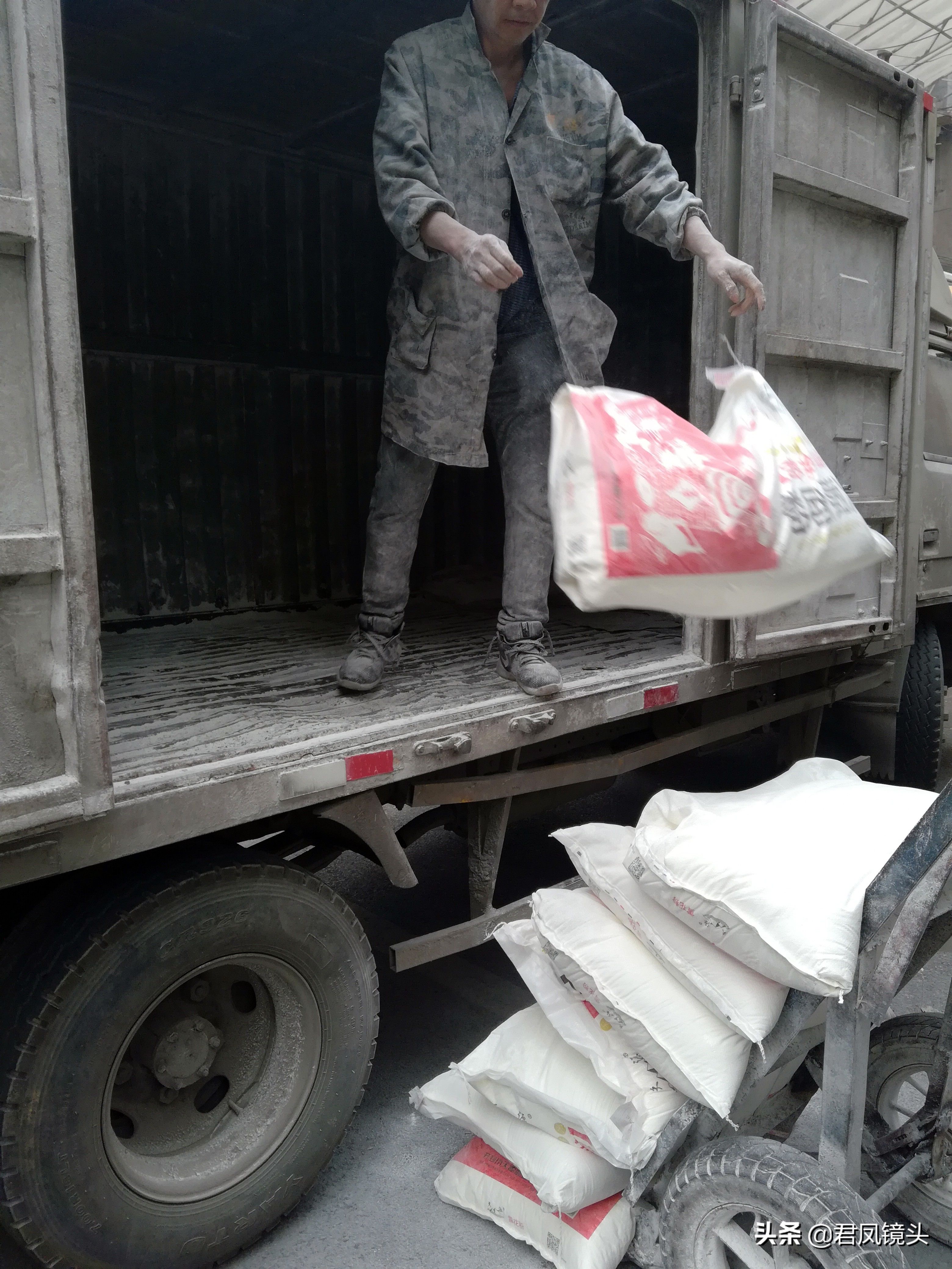 湖北宜昌:工人搬运面粉，白面腾飞;面粉来自河南