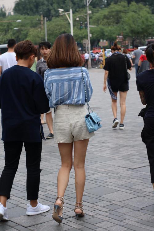 街拍：看似穿搭普通的妹子，却背着一个香奈儿的包包