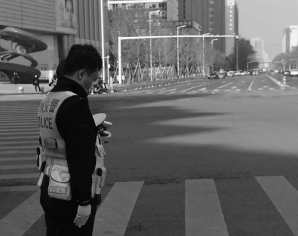  『广场』今日10时，郑州鸣防空警报，全市降半旗志哀