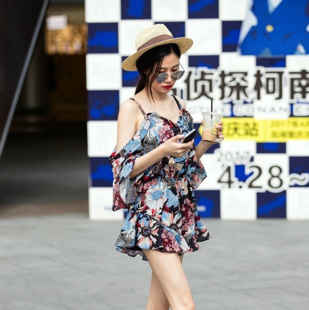 路人街拍,戴墨镜的那位黑衣美女,真的太养眼了