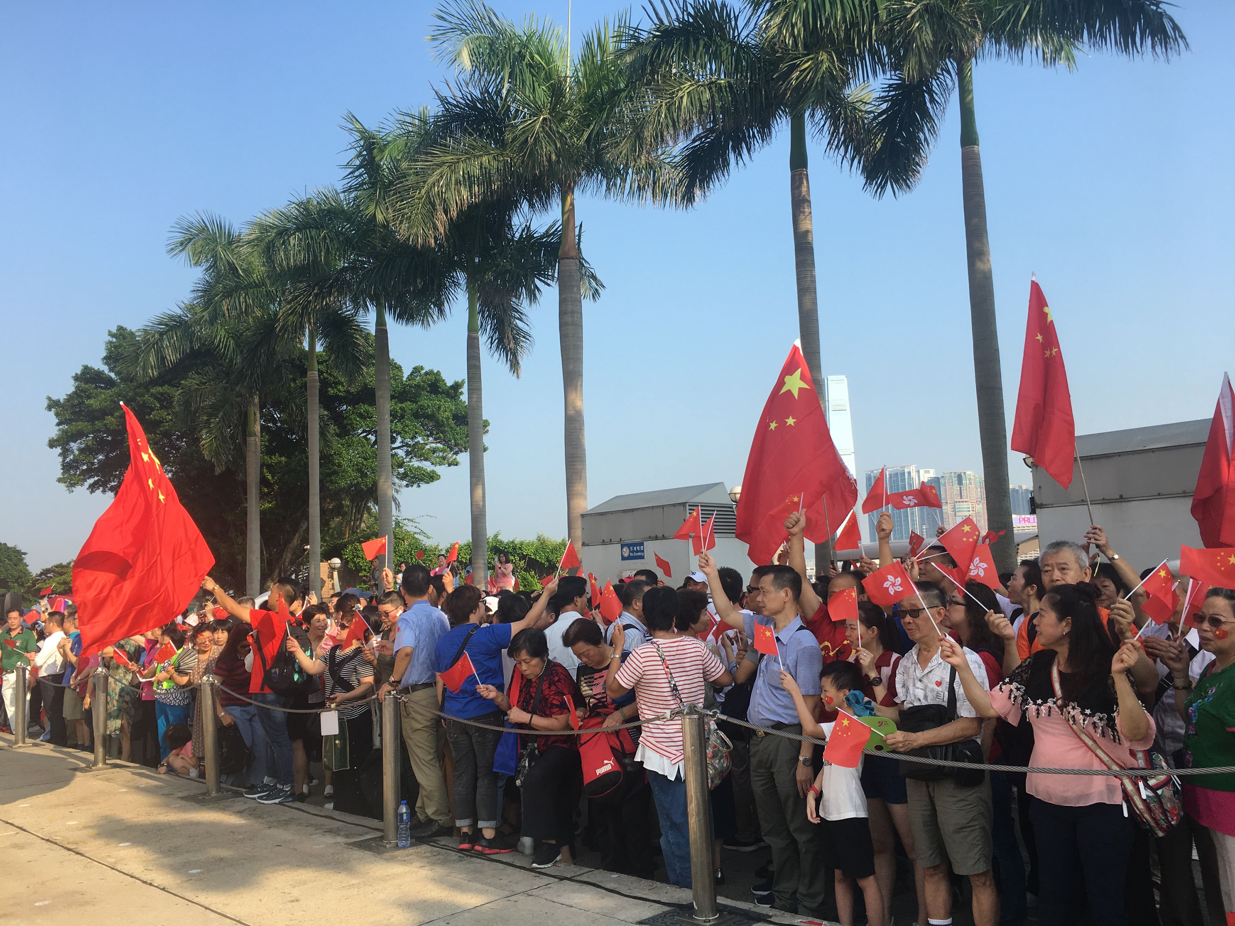  照亮■今晨，巨幅五星红旗照亮香港金紫荆广场