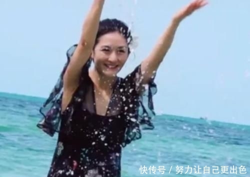  谢娜■谢娜到海边玩水太开心，脸上妆容全部被水浸湿，终于相信她38岁了