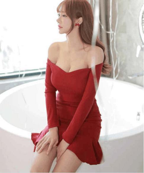 酷似柳岩的小姐姐，身材也不逊色，红色连衣裙火辣又时尚。