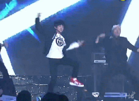 易烊千玺火到国外，带猫咪拍广告，一身潮装让韩国机场都瘫痪了!