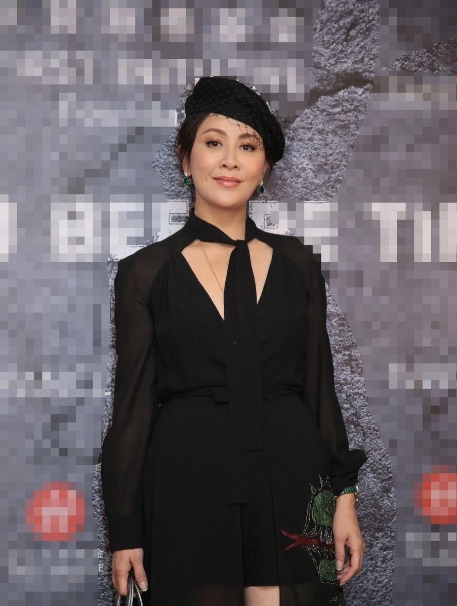「老气」55岁刘嘉玲同框46岁杨千嬅,两人同穿小黑裙,杨千嬅却明显更老气