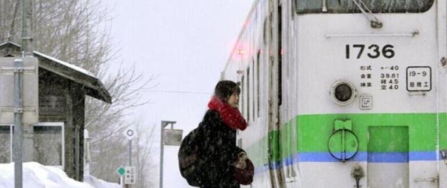  #挥手#世界上最“孤独”的火车站，一年只有12名乘客，火车挥手