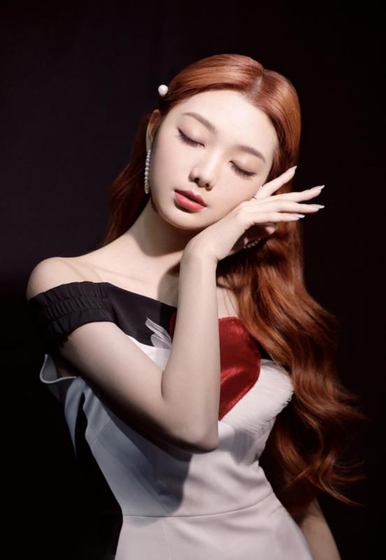  『小裙子』李紫婷真是越来越成熟了！穿一件红黑格子裙，看上去性感又大方