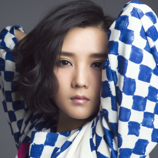 何洁深夜发文疑证实离婚，结婚三年舍不得买包买鞋，老公却在背后