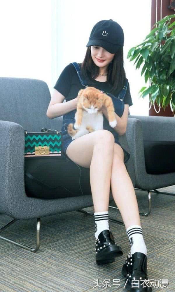 杨幂坐姿绝了，腿间间距不足2厘米，网友：她是怎么做到的