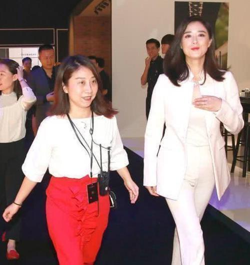 当蒋欣和俞飞鸿同穿西装,网友:终于见识了熟女的魅力有多大