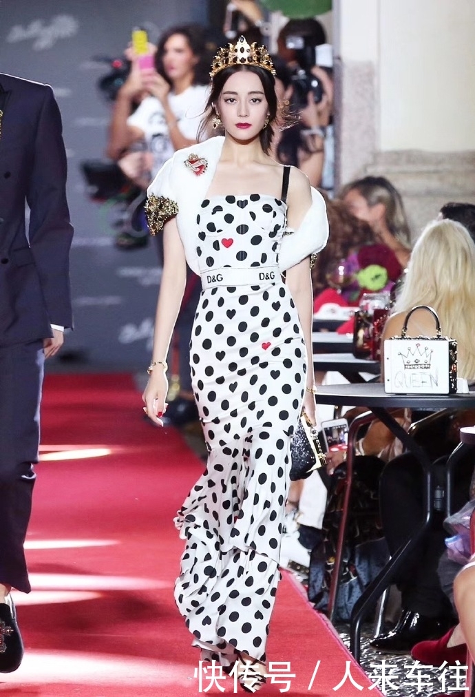 36岁张韶涵跟26岁迪丽热巴撞衫，差10岁却穿出同年龄的感觉