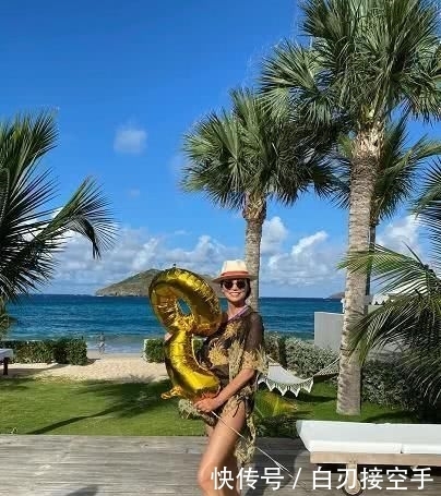 『女人味』有大场面就有邓文迪,穿印花连衣裙时髦成熟,举手投足都是女人味