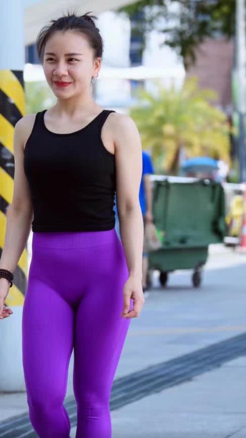 街拍：时尚熟女像娃娃十分迷人，紧身裤紧绷出光滑感