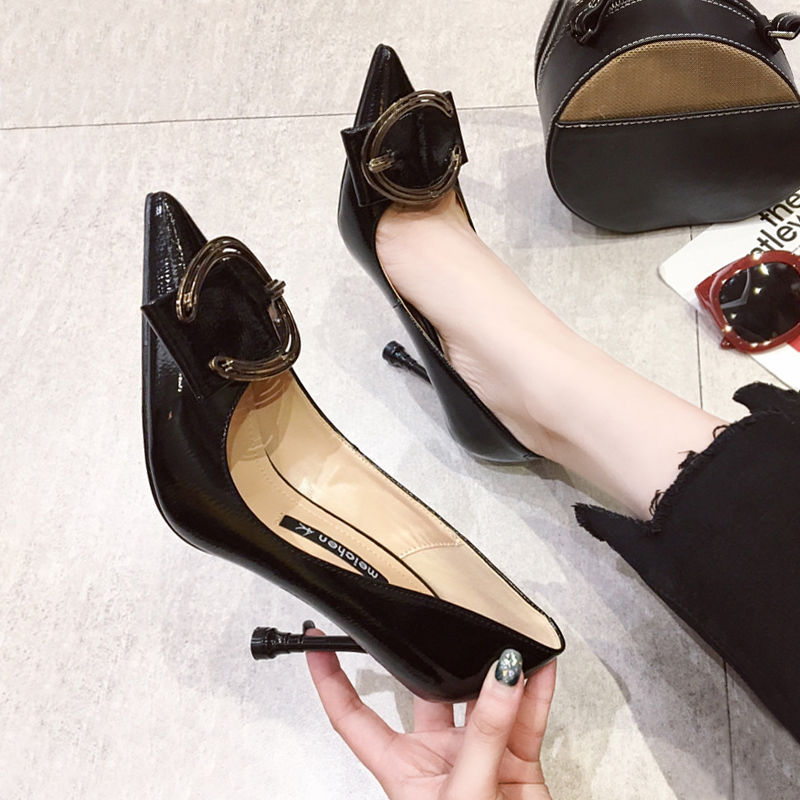 越是漂亮女人越爱穿细高跟鞋，如此大步流星的走，厉害了