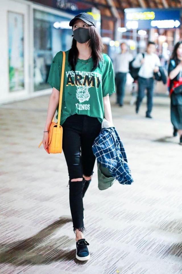 天呐！关晓彤太拼了，这么窄的裤头也要硬塞T恤，网友：不难受吗