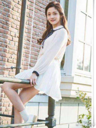 周洁琼腿的粗吗?直筒裤愣是穿成了紧身裤，网友:美美哒