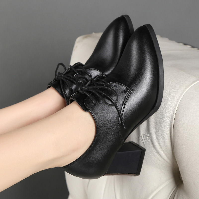 70出门少穿平底鞋，瞧瞧下面这些粗跟皮鞋，款款洋气有女人味