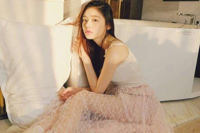 林允素颜现身T恤搭紧身裤时髦到飞起, 可腿上的赘肉勒得看不下去