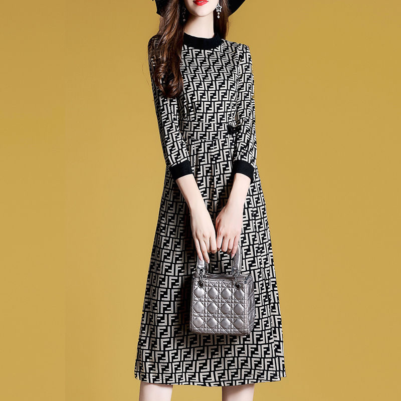 入秋,就穿这秋裙,比旗袍时尚,比香风裙美嫩,让70后女人更美