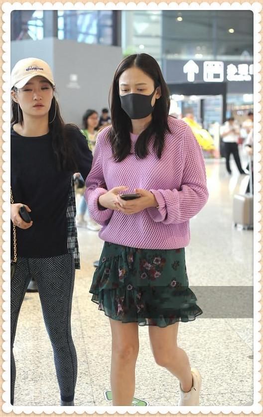 当39岁陈乔恩穿粉色针织衫撞上21岁张雪迎，才知道什么是真正扮嫩