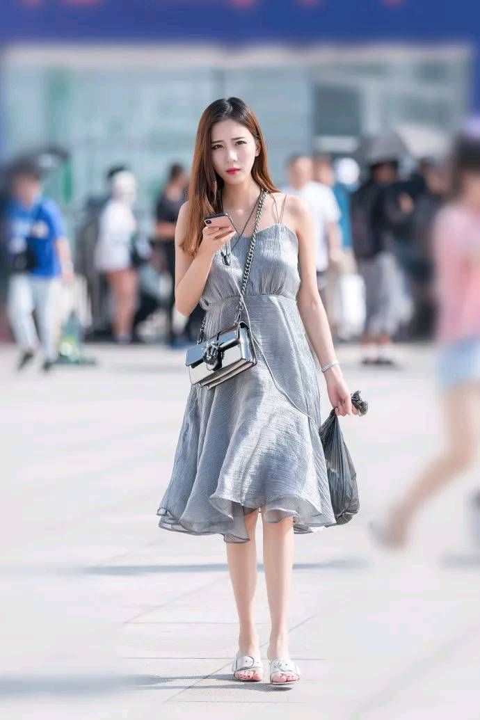 路人街拍，精致的连衣裙搭配简约的凉拖鞋，让你美成精致小仙女
