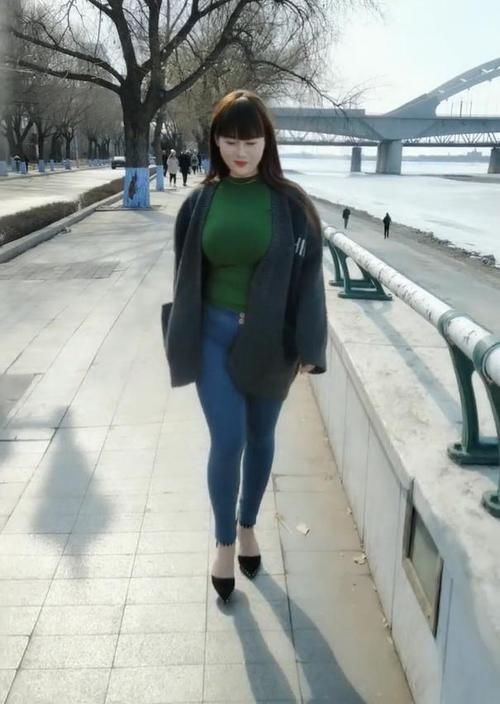 【小姐姐】微胖美女在直播界走红,户外穿搭休闲,美得高雅!