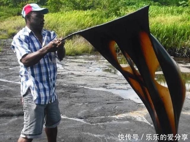 世界最“神奇”的湖,没有一滴水存在,上方还能走路骑车