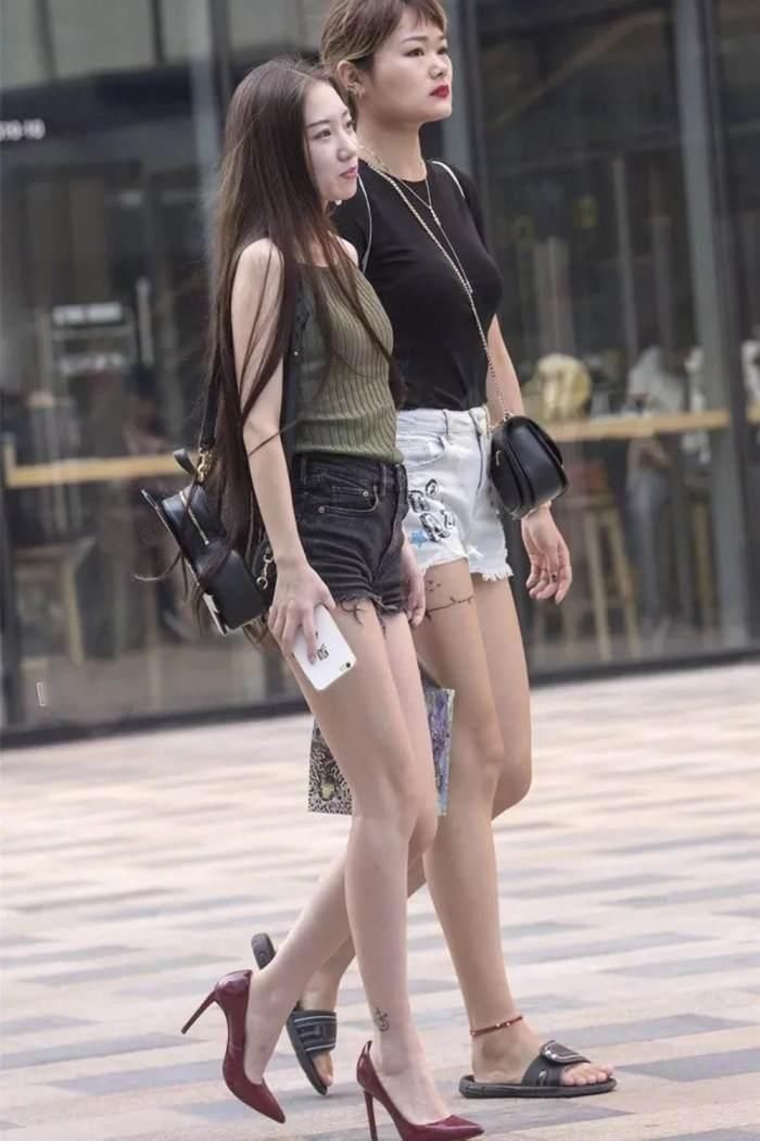 高颜值大长腿美女，身材体型非常性感，背影都是那么的好看!