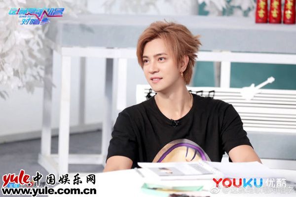 曹煜辰机场街拍质感高级 重新定义“文艺潮男”