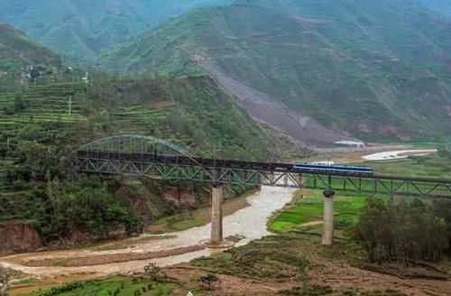  【鸣笛】中国最特殊的大桥，桥下埋着一个人，所有火车经过都要