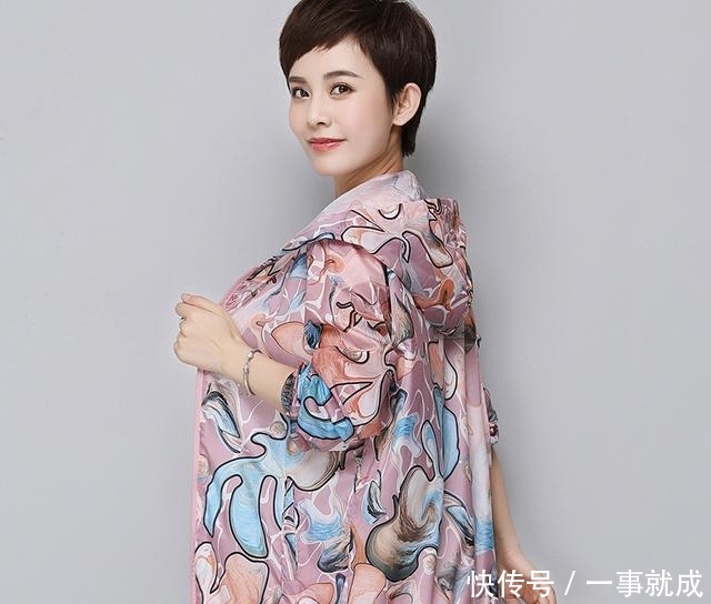设计@5月刚上市的“威尼斯红薄外套”,火了!推荐34-59岁穿,洋气美嫩