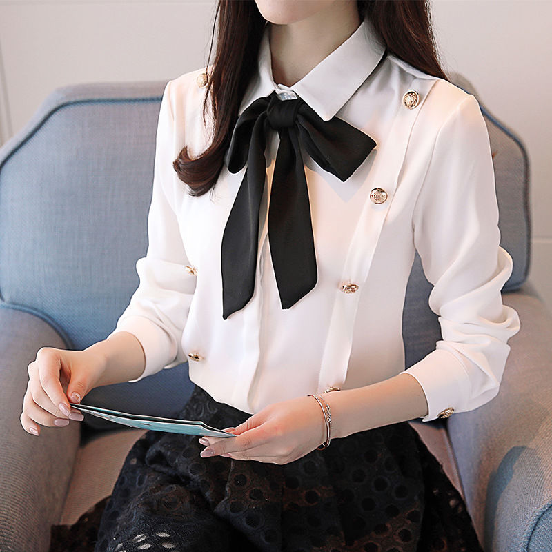 女人一旦过了40，可不要随意穿搭，瞧下图穿搭，背影都美爆