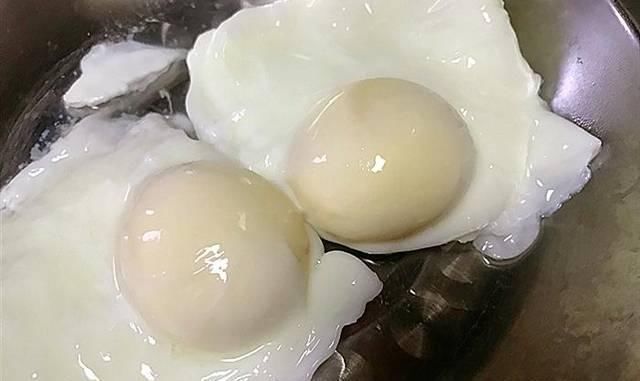 『方法』做荷包蛋，不要直接下锅煮，大厨教你2招，鸡蛋圆润好看还不散花