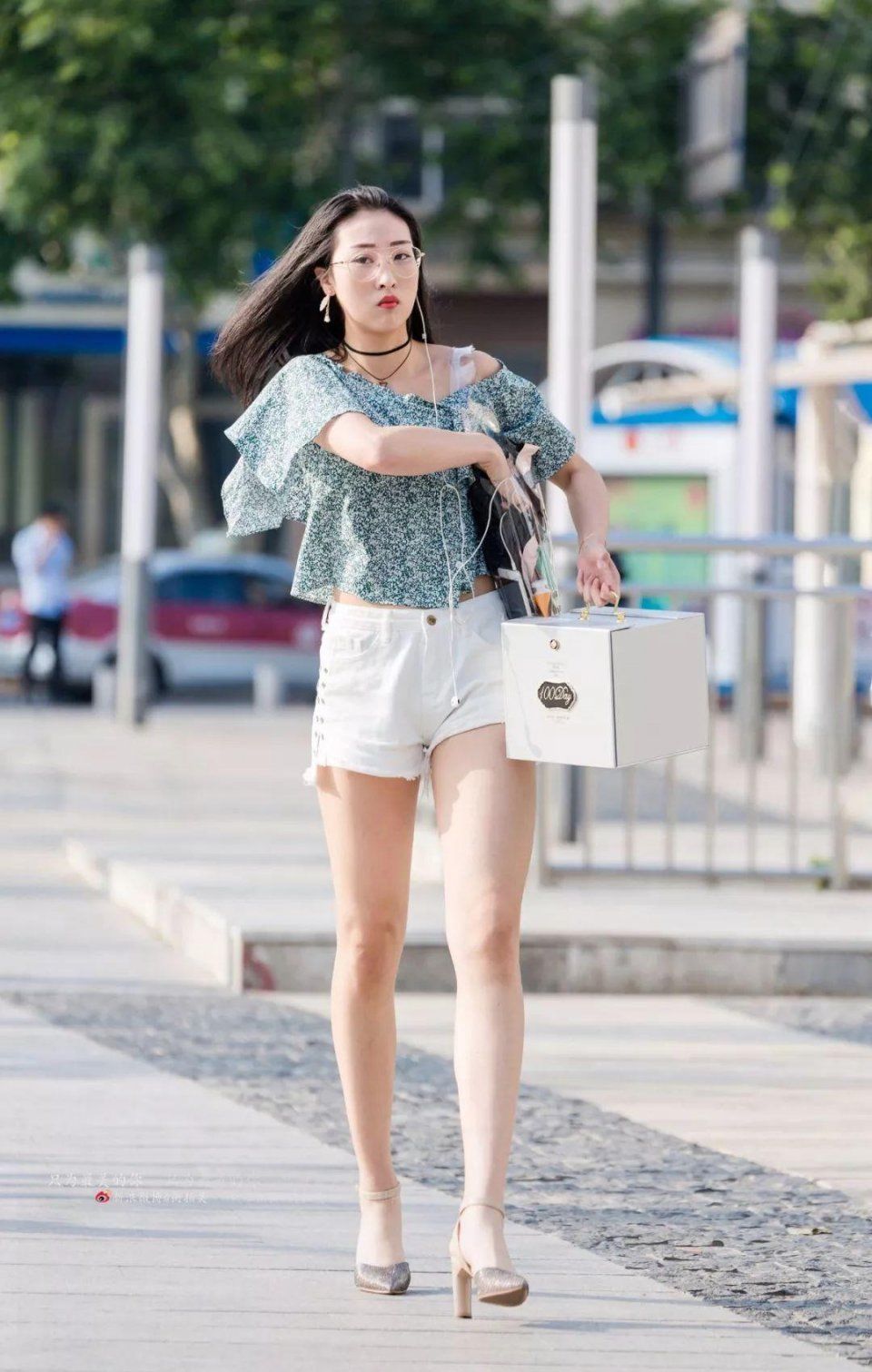 街拍:皮肤好的美女绝对不可以晒太阳的!可惜了