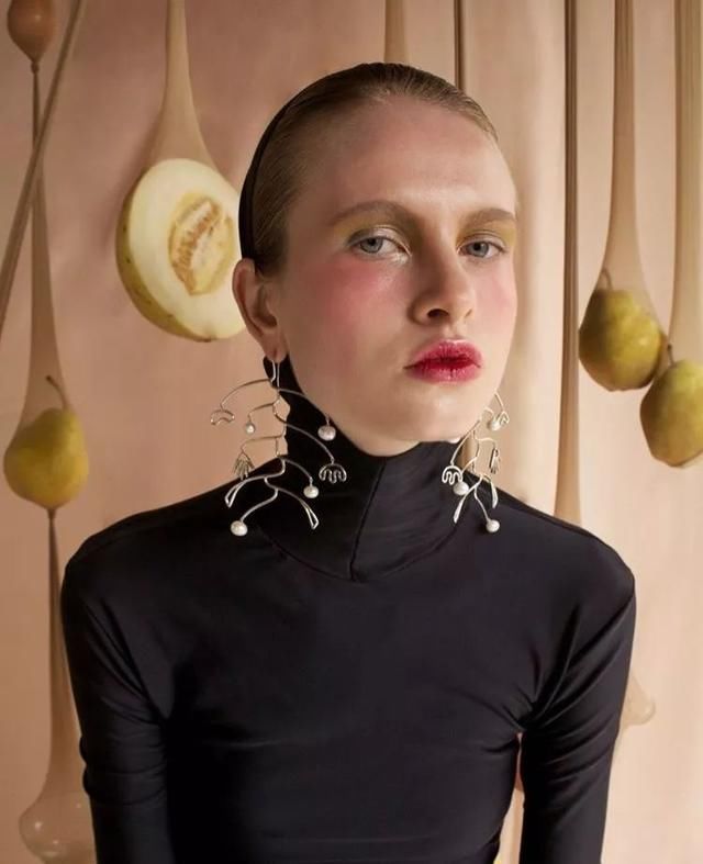 有一种“极简主义”，把女人的身体戴在耳朵上