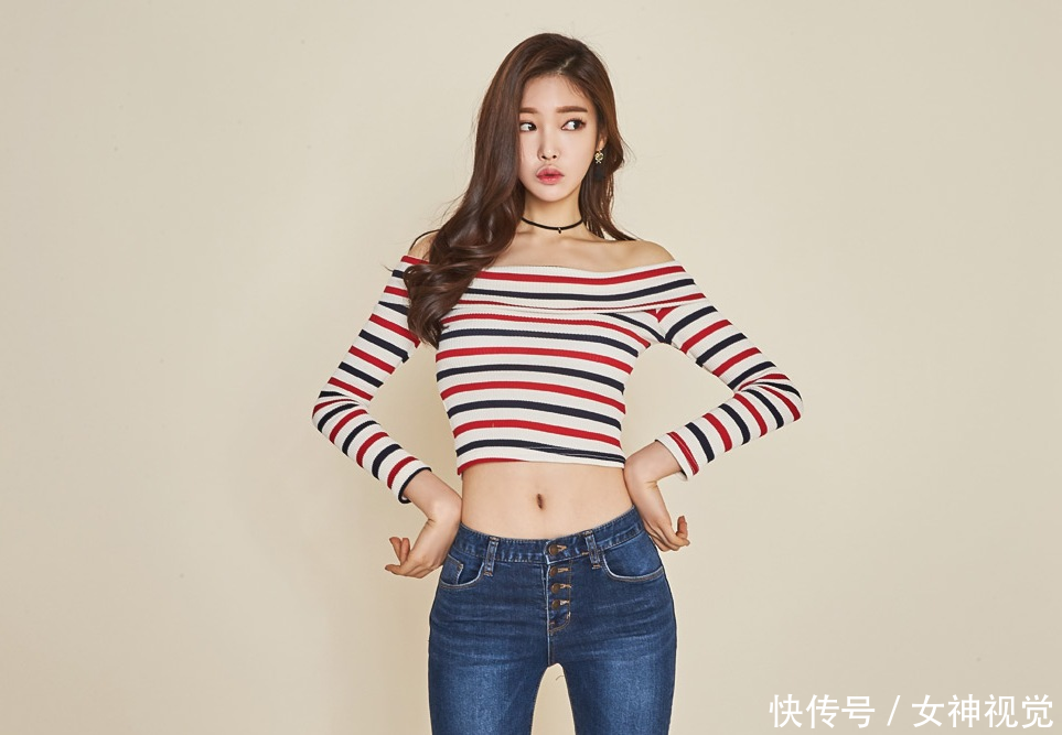 五官精致的牛仔裤美女，清爽活力，彰显十足街头风格！