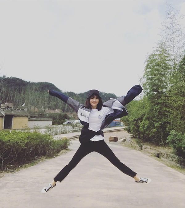 一件外套蔡徐坤黄子韬袁姗姗抢着穿，这波撞衫竟被阚清子实力抢镜