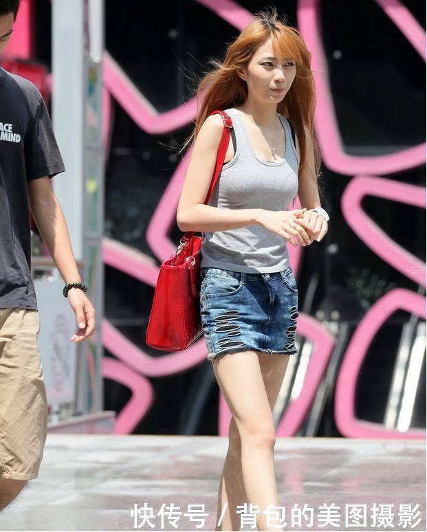 路人街拍，这件浅蓝色的牛仔热裤穿在小姐姐的身上是非常显气质