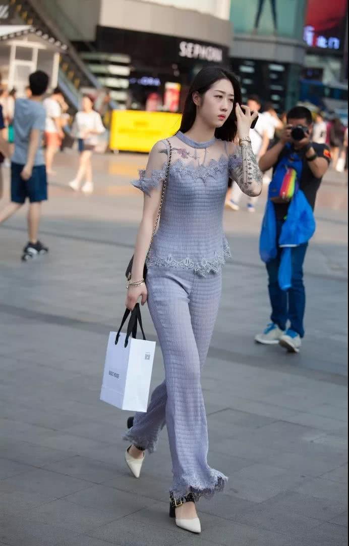 气质小姐姐身穿灰色紧身衣搭配紧身裤，大秀一双迷人的大长腿，吸