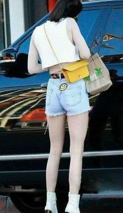 混搭也很时尚的牛仔裤美女,获得了路人赞许的目光!