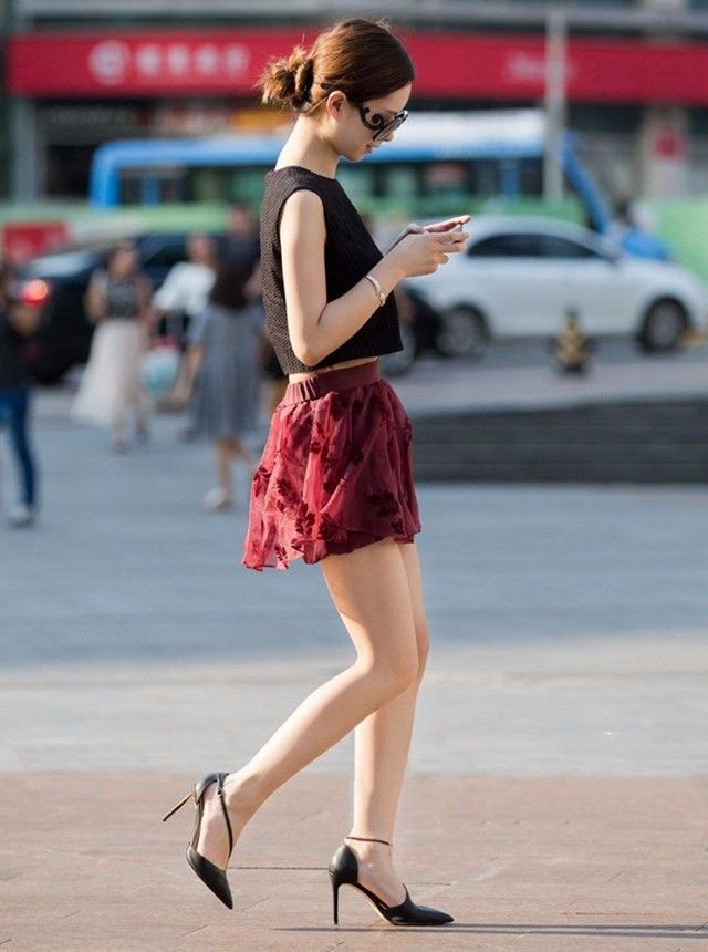 街拍：这样的女生舒适养眼，简单的穿搭很有女人味