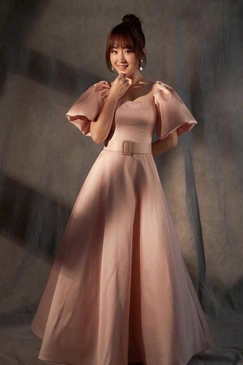 『 清纯』身穿粉色连衣裙清纯减龄,扎丸子头更俏皮,48岁杨钰莹一点不显老