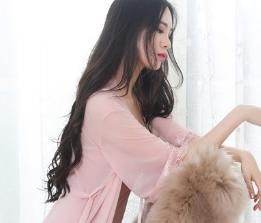 身为人妻的我,在家不穿文胸只穿睡衣,舒适自在又不失性感迷人