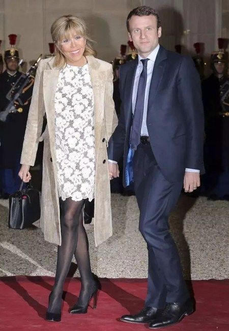 65岁法国第一夫人:黑色丝袜双腿细长，与梅拉尼娅相比背影完胜!