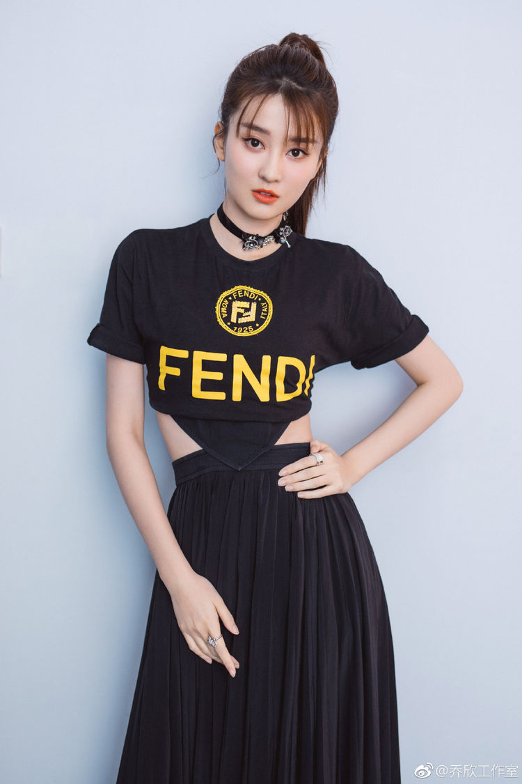 乔欣有钱任性!好好的牛仔裤非得剪掉一块,网友:真显腿长