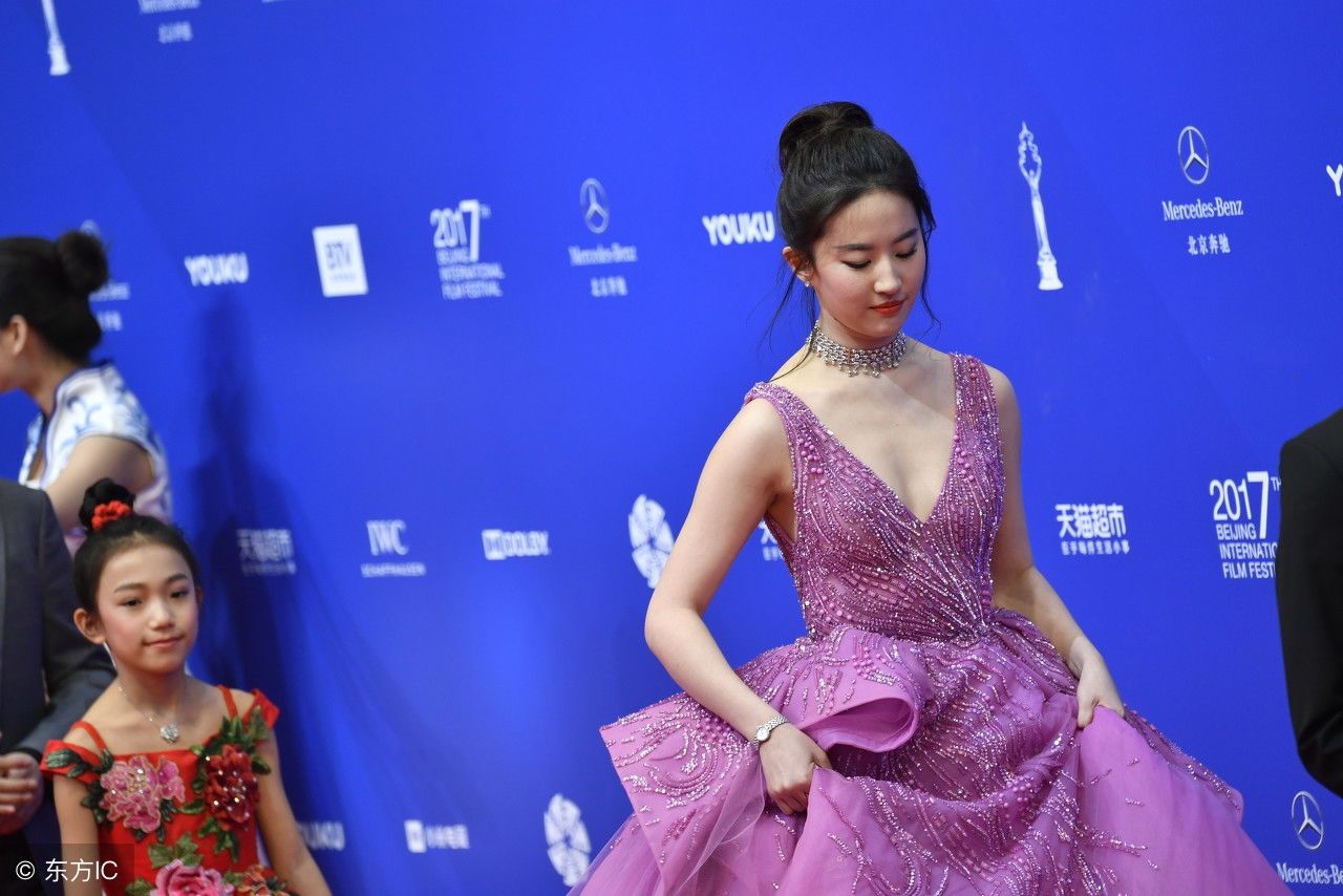 30岁的刘亦菲一身紫色深V长裙，高雅的盘发，彰显高贵端庄