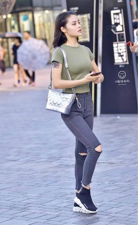 街拍：清秀的小姐姐是时尚达人，凹凸有致的身材让她很有自信！