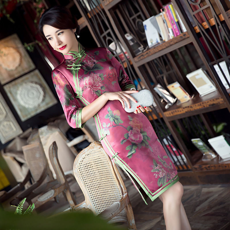 爱穿旗袍的女人最美了，前凸后翘，展现玲珑曲线