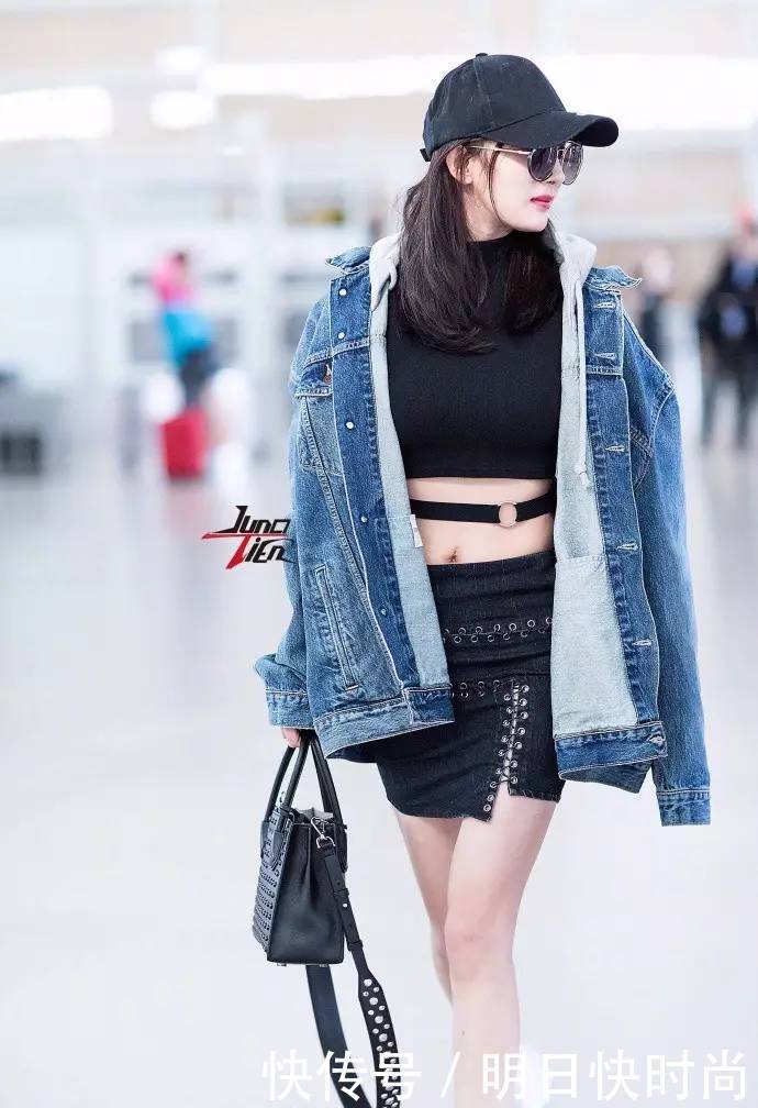 辣妈杨幂街拍，两条腿真的已经瘦成筷了