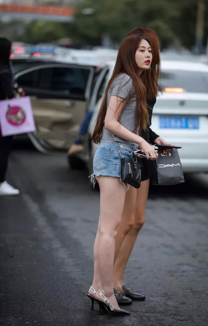 闺蜜小姐姐超短热裤一起出街，紧绷浑圆翘臀半遮半掩，没有对比就